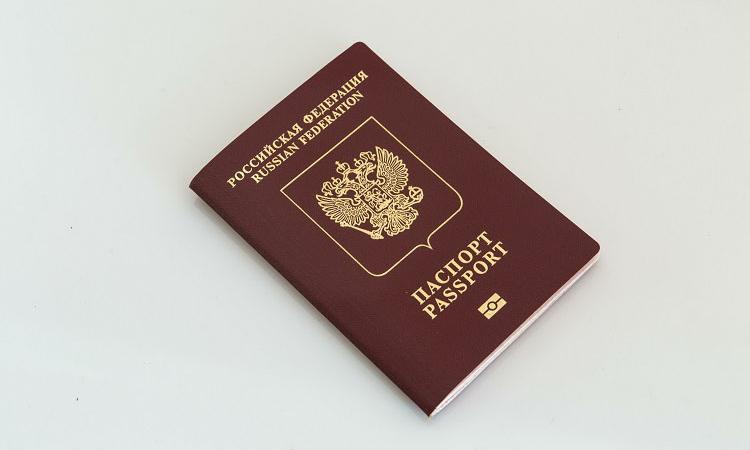 Проверава дугове у банци на пасошу