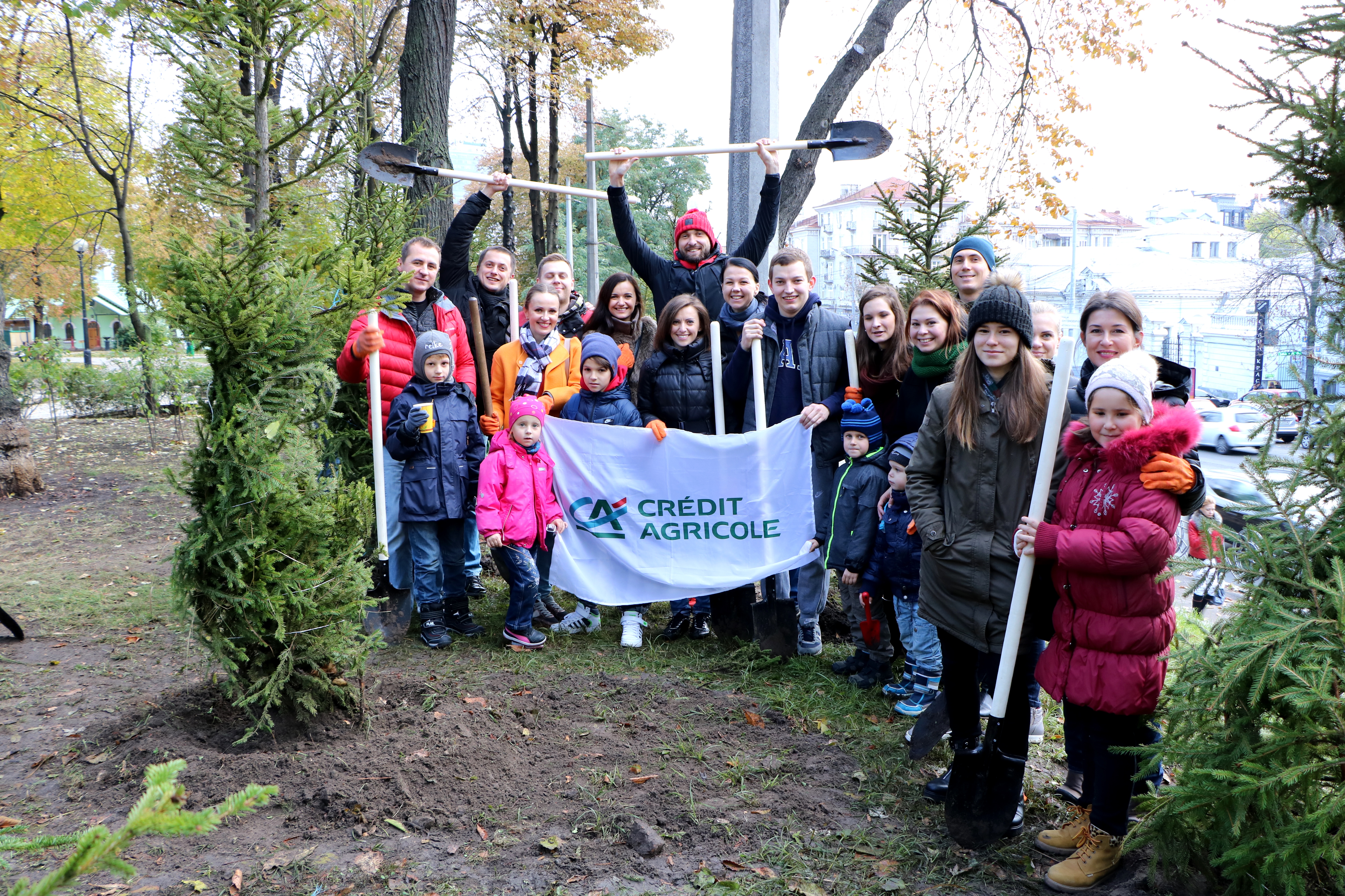 29 жовтня 2016 року співробітники Креді Агріколь Банку висадили 50 ялинок в київському парку ім