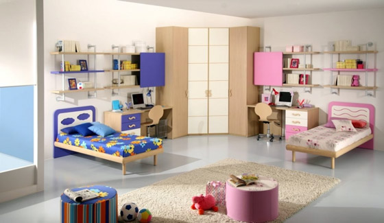 Зонування же маленької кімнатки забезпечується раціональним статичним розташуванням меблів
