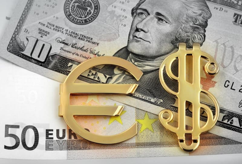 Вашингтон хоче послабити долар, щоб валюта стала доступна майже на всіх ринках