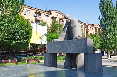 Олександру Таманяну - художнику, народному архітекторові Вірменської РСР і заслуженому академіку архітектури, місто Єреван зобов'язаний своїм обличием