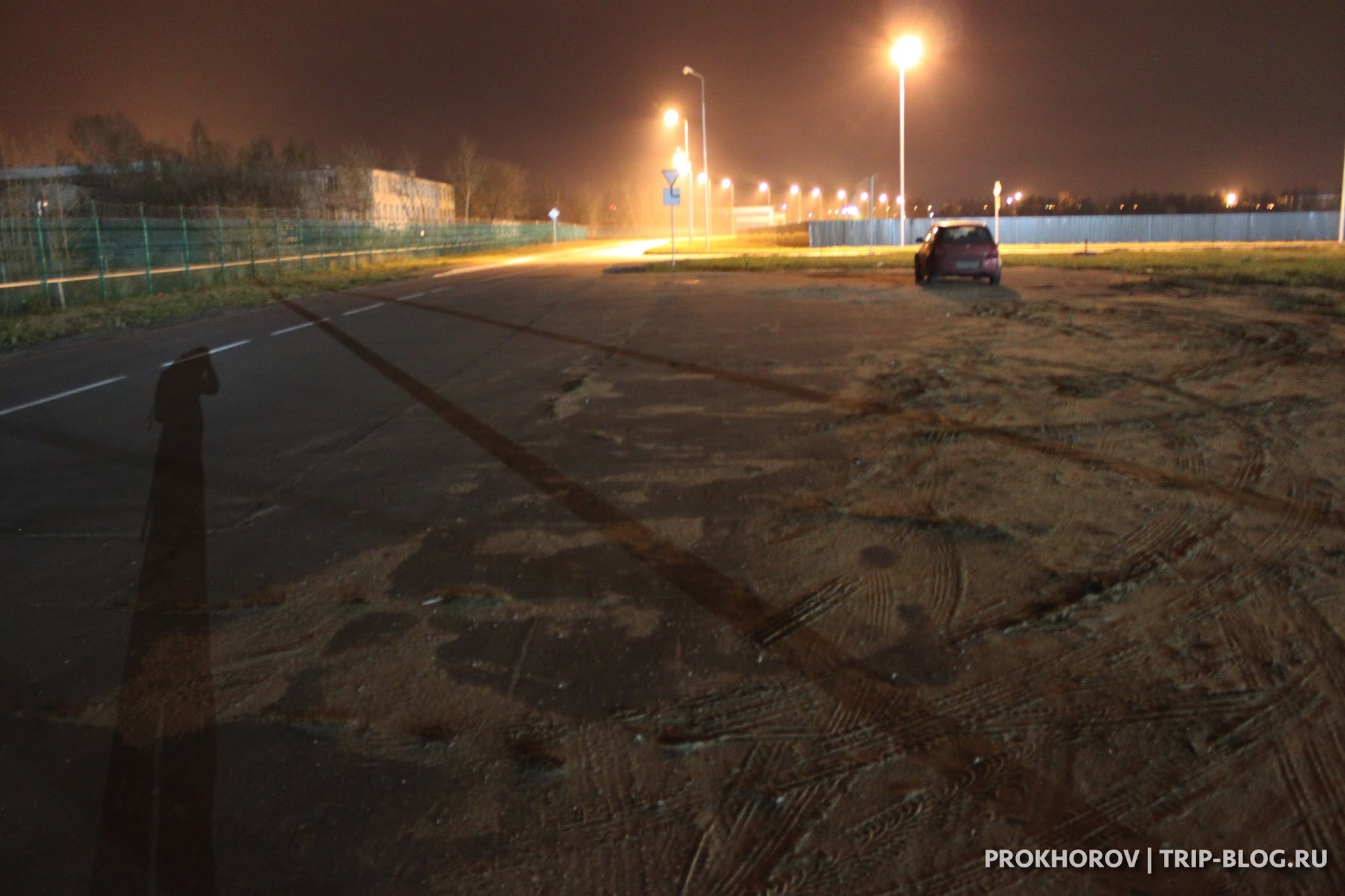 Місце, де можна залишити свій авто - 2 хвилини пішки від аеропорту