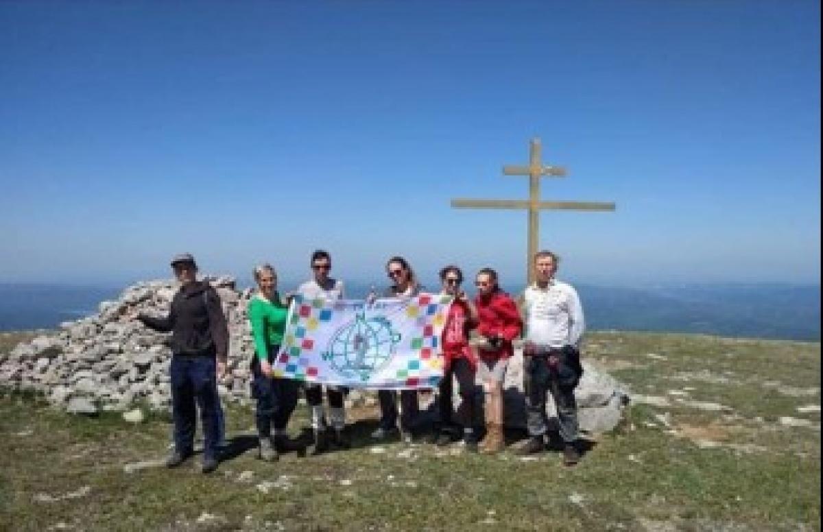 При цьому думки користувачів мережі розділилися, деякі з них не бачать нічого поганого в тому, що діти вирушили на півострів