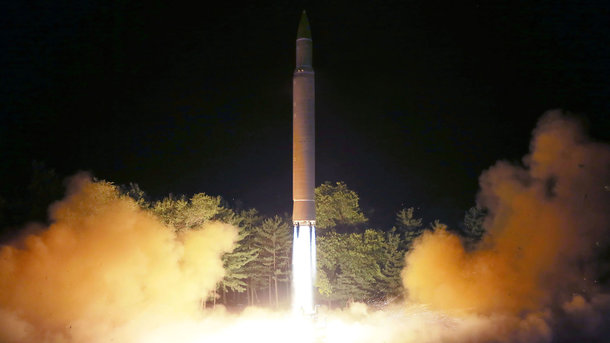 15 серпня 2017, 7:46 Переглядів:   На думку експертів, санкції, які одноголосно підтримали всі країни-члени Ради безпеки ООН, - це найбільш серйозний важіль тиску на КНДР   КНДР провела випробування балістичної ракети