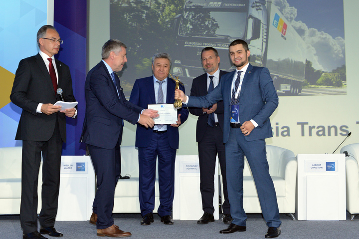 Яке значення має розвиток логістики для економіки Казахстану   В рамках форуму «Євразійська тиждень», що проходив 24-25 серпня 2017 на майданчику ЕКСПО в Астані, транспортна компанія «Eurasia Trans Team», що входить до Євроазіатського Холдинг «ETT Group», отримала престижну нагороду Міжнародного союзу автомобільного транспорту (IRU) і була визнана «Кращим міжнародним автоперевізником Євразії - 2017»   Форум, що відбувся «Євразійська тиждень» крім питань розвитку економіки, інвестиційного та експортного потенціалу ЄАЕС, був присвячений питанням розвитку і зміцнення інтеграції в області логістики і автомобільних перевезень