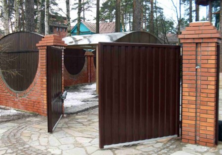 орні ворота   Ворота орного типу зручні і довговічні, однак для їх експлуатації потрібна наявність вільного простору перед в'їздом