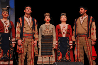 У вірменських танцях сутність стрибків - прагнення танцюристів залишити магічний вплив на процвітання рослин, птахів, тварин, а також самих себе