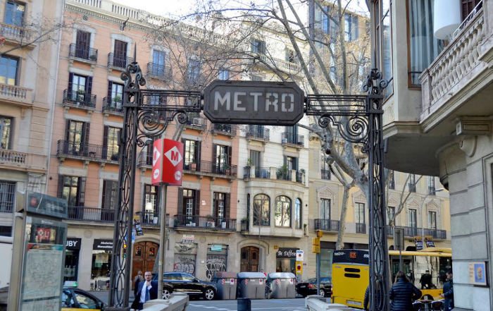 Нерідко поблизу с музеями і скверами є входи / виходи в метро Барселони