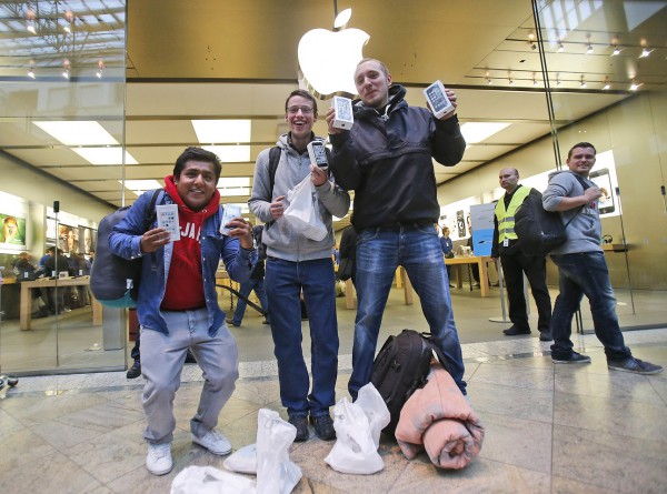Дивись ФОТО початку продажів iPhone 5S і iPhone 5C: