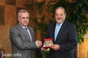 12 березня 2010 року, президент Лівану Мішель Слейман і Карлос Слім зустрілися в Лівані   Мішель Слейман нагороджує Карлоса Слім орденом