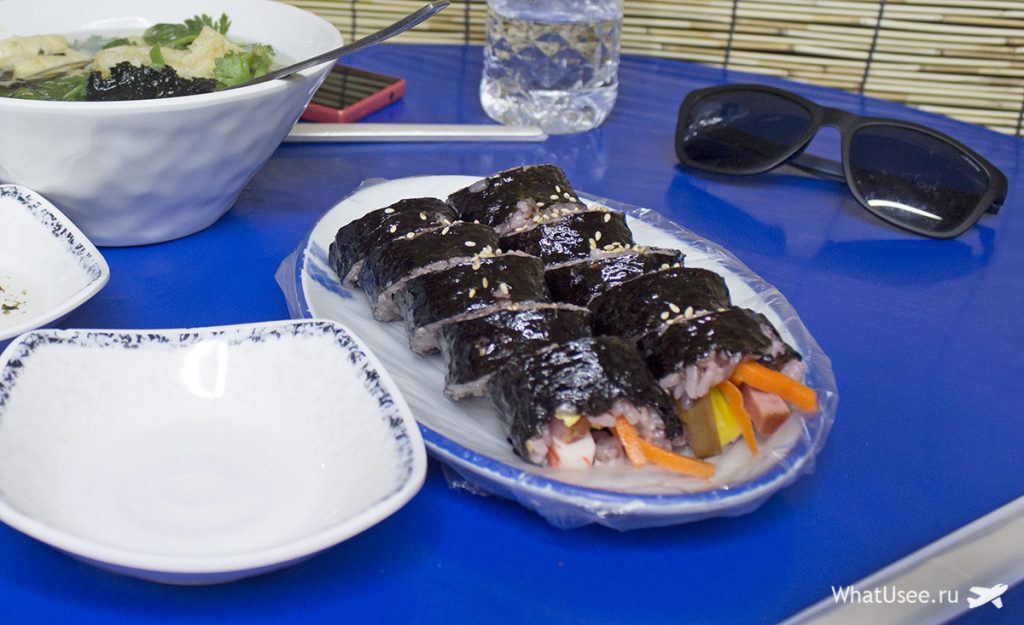 Товсті роли кімбап в одному з вуличних кафе Сеула - їх роблять з овочами, рибою, м'ясом: