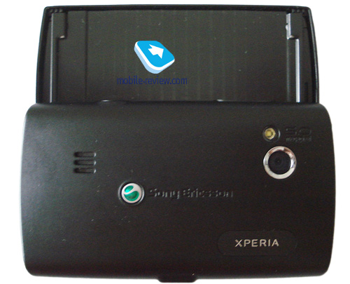 Наостанок, на задній панелі ми бачимо логотип Sony Ericsson, напис XPERIA, камеру з LED спалахом і динамік гучномовця
