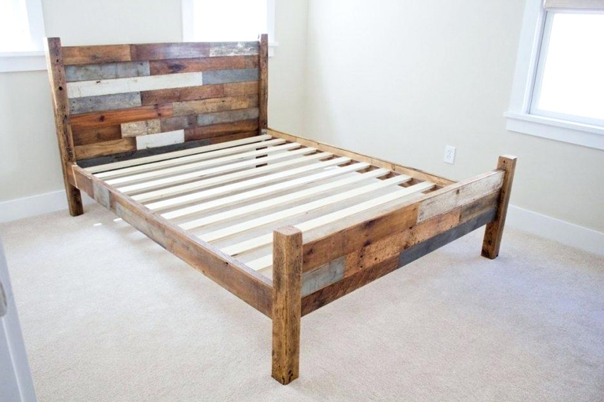 Ліжко необов'язково повинна бути оснащена бічними елементами, вона може стояти на чотирьох ніжках, висота яких варіює від 20 см