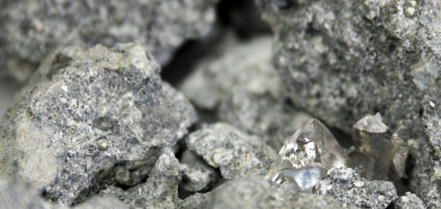 Глибоко під поверхнею   землі   Заховані величезні запаси алмазів