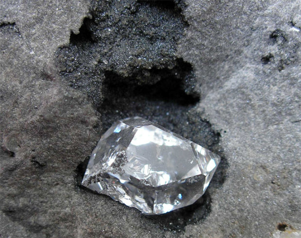 розміщені   алмази   в спеціальних КРАТОН - древніх платформах докембрийского віку, які представляють собою центральні частини материків і займають великі частини їх площі (до 40%)