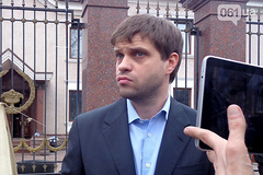 На місце виїхав молодший брат бізнесмена В'ячеслав Анісімов, який заявив, що раніше міліцію викликали неодноразово, проте реакція чомусь була тільки зараз